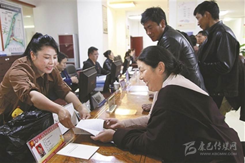 德格县农牧民搭乘便民服务“快车”