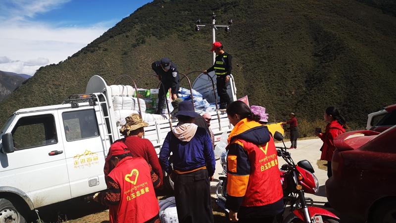 白玉县金沙乡八吉村安置点救灾物资陆续发放中