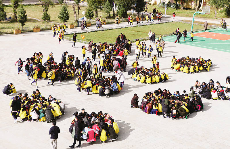 红原县中学组织师生 开展了消防应急疏散演练活动