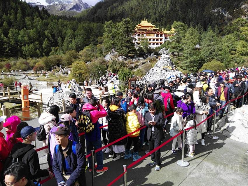 亚丁景区迎来秋季旅游高峰