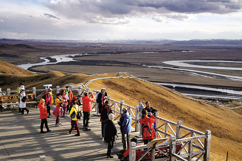 若尔盖九曲黄河第一湾的落日霞光 