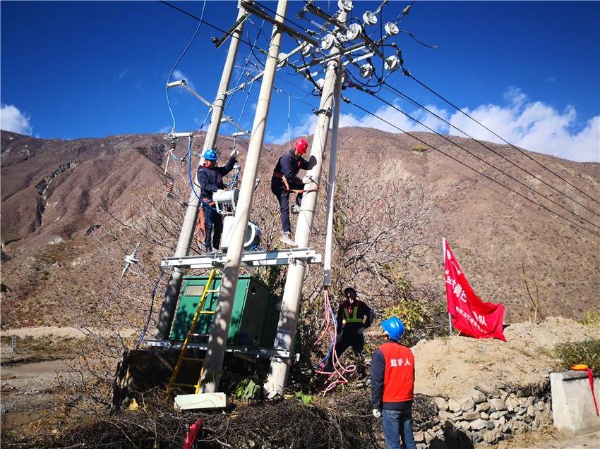 巴塘县迅速把工作重心转移到救灾、查灾和恢复重建上来