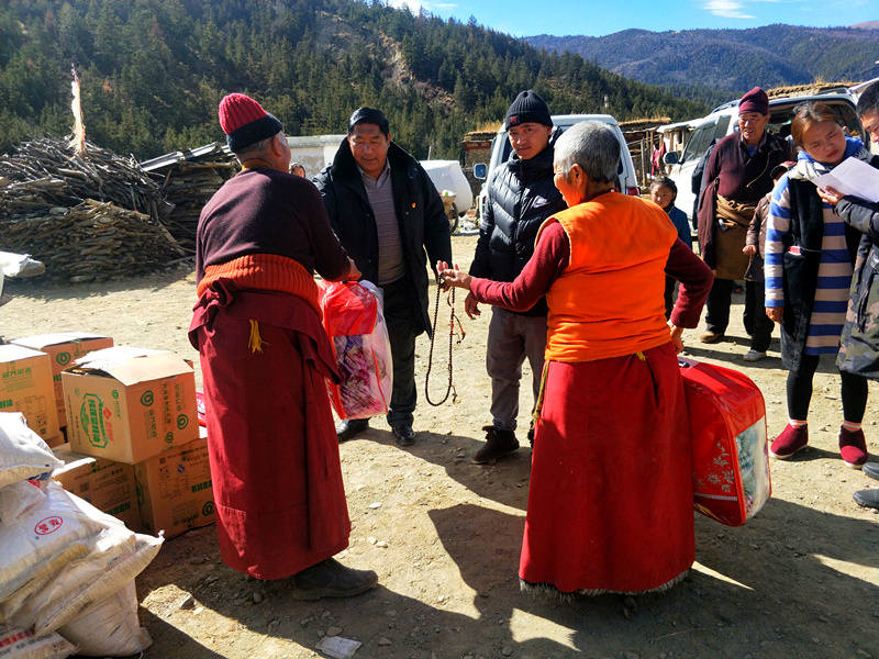 理塘县：情系五保户  慰问暖人心