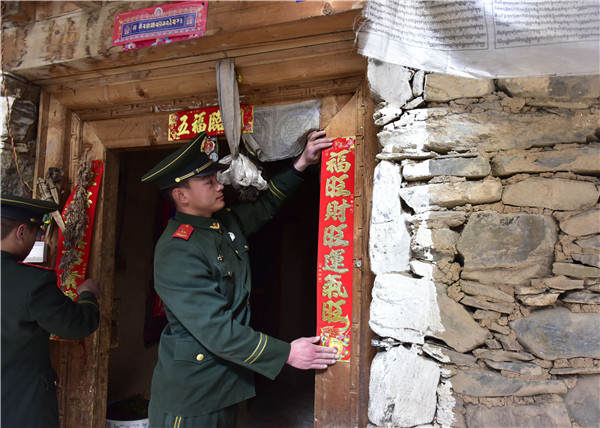 武警阿坝支队走访慰问驻地困难群众和孤寡老人