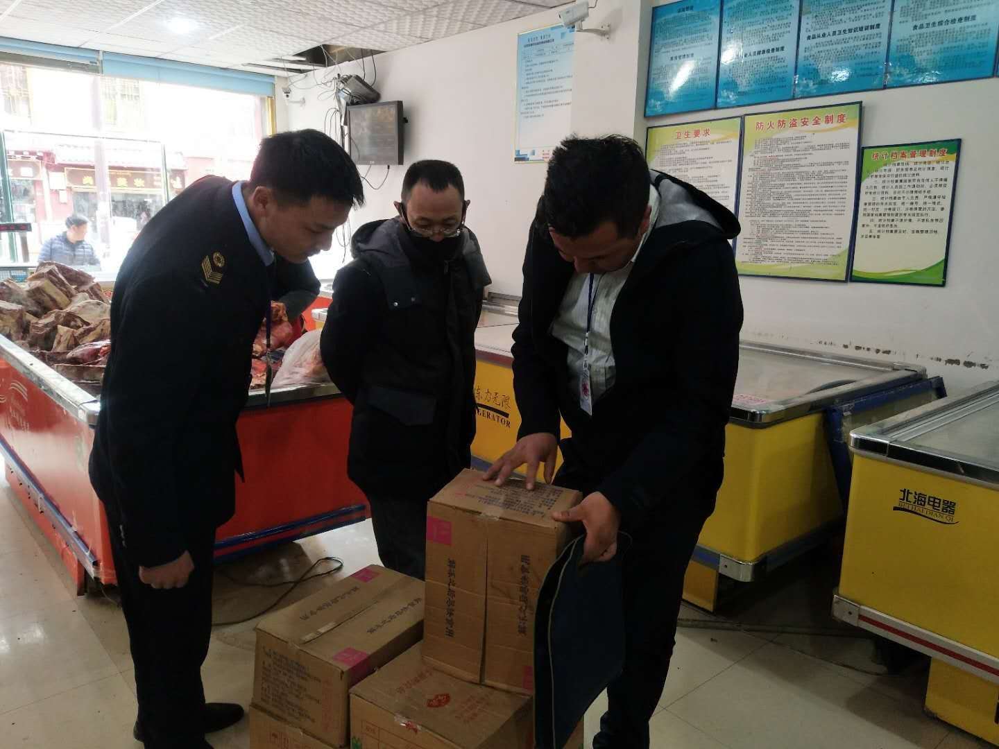 甘孜县开展食品药品市场安全整治行动