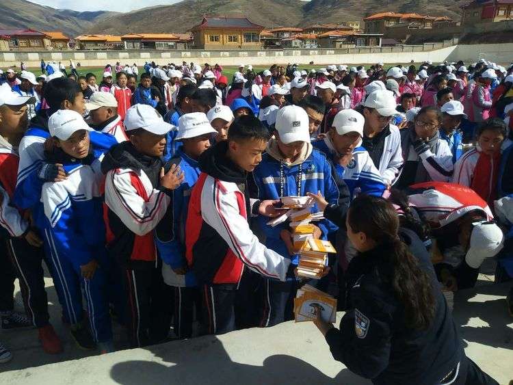 甘孜县开展“法律进校园•学法促成长”主题法治宣传活动