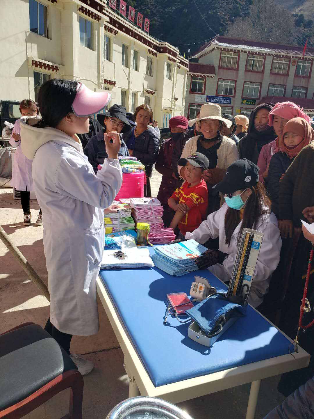 甘孜县：精准扶贫健康检查 送医送药在行动