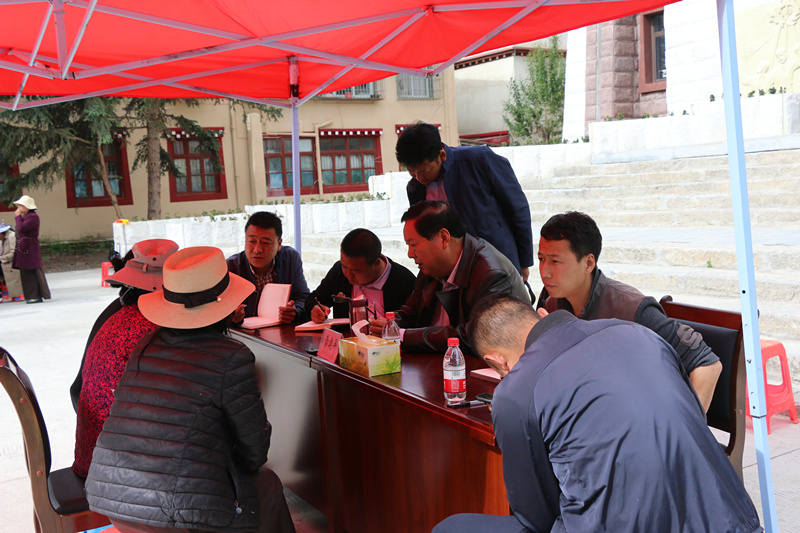 甘孜县委书记大接访    打开群众“贴心窗”