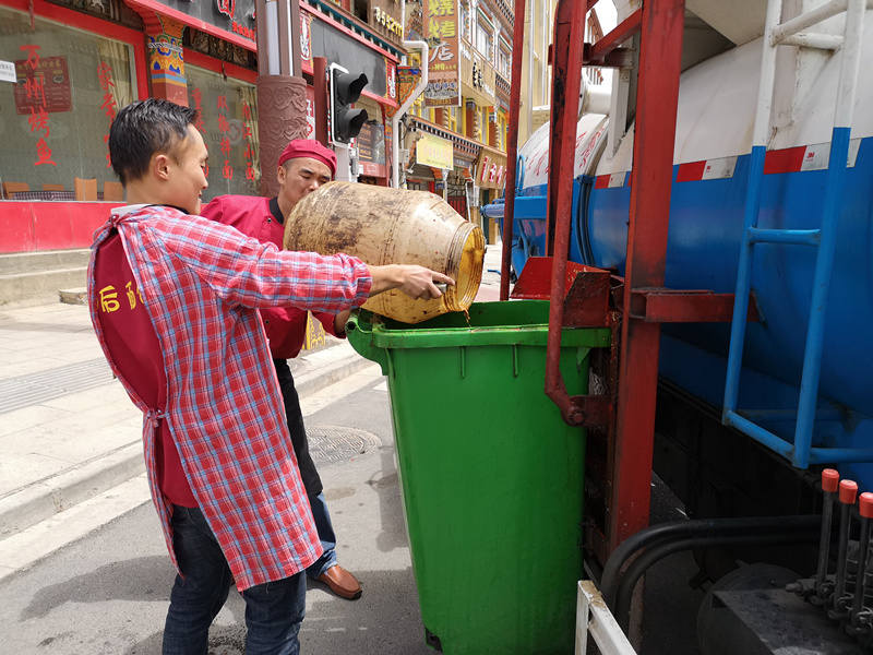 甘孜县重拳整治餐厨垃圾乱排乱倒行为
