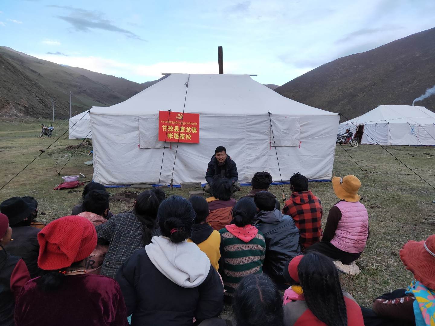 甘孜县查龙镇：“帐篷夜校”来充电 照亮群众“脱贫路”