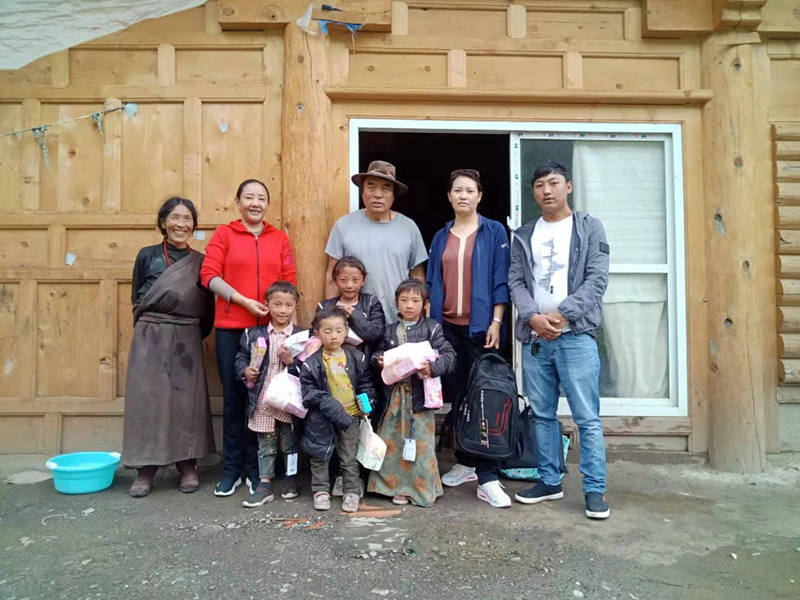 关爱单亲母亲 情暖贫困儿童