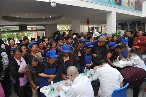 小金县大力开展巡诊义诊活动