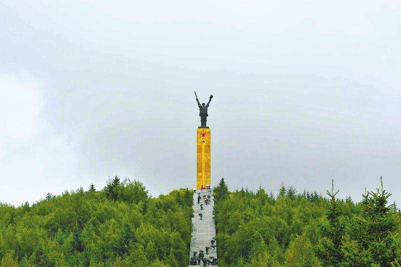 “一步步走上去，才能取得胜利”