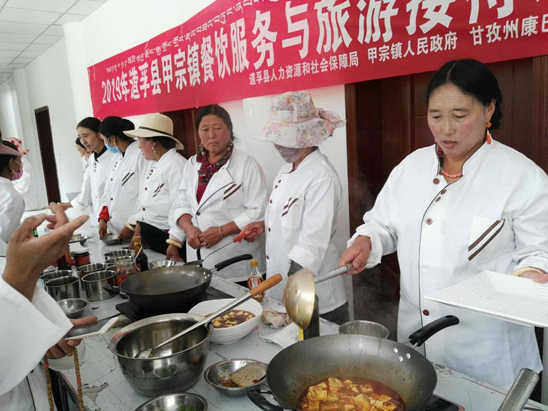 为农牧民群众举办中式烹饪培训班