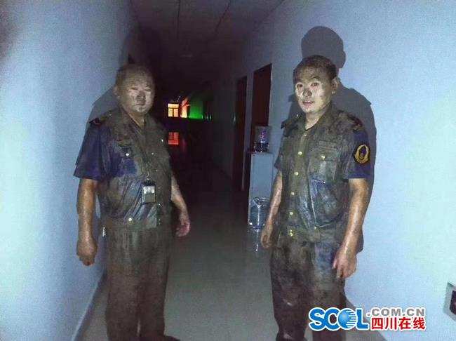 泥水满身、看不清人脸…高速公路执法人员工作照在网上红了