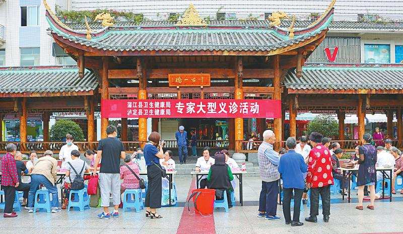 蒲江倾情帮扶 泸定卫生健康事业谱新篇