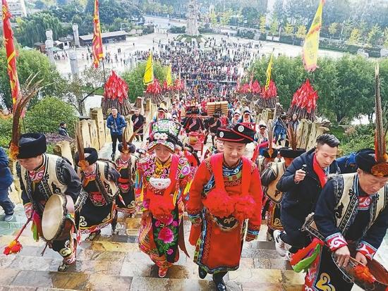 茂县羌族同胞载歌载舞庆羌年