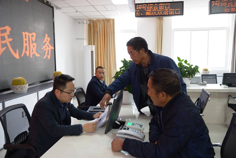 守初心担使命：小金县长为群众解难答疑