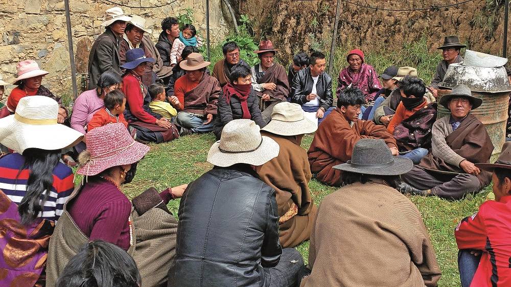 牧民手捧哈达  挽留仁青 “书记”