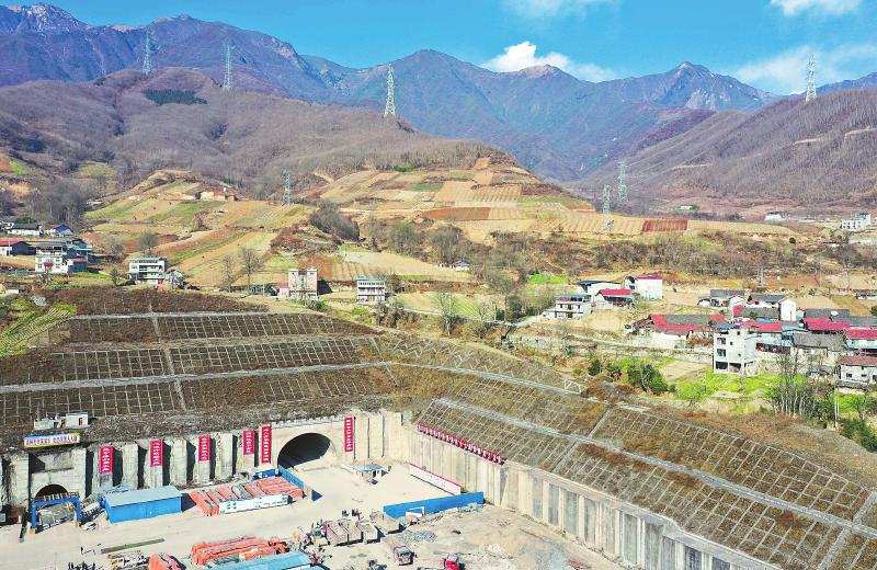 历时74个月  成兰铁路茂县隧道贯通