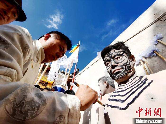 青海国家级於菟非遗民俗：青年男子涂虎纹豹斑禳灾祛疫