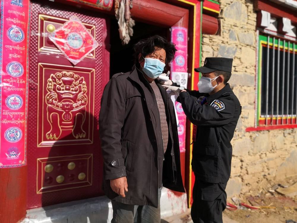 你们的每一次呼唤， 我们都在！ 此刻， 我们选择和群众在一起！