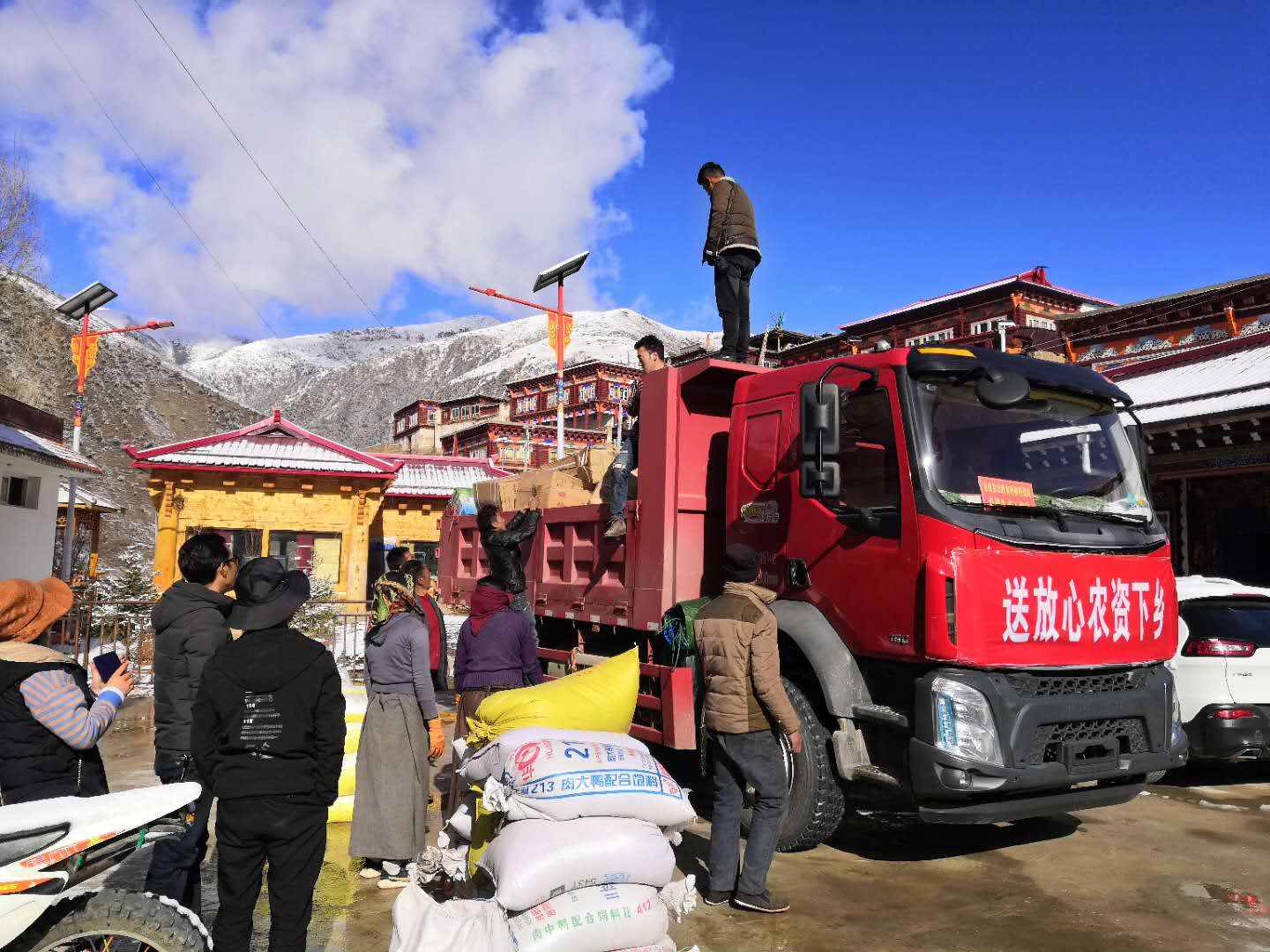 甘孜县农资送到群众“家门口”，春耕生产不误时