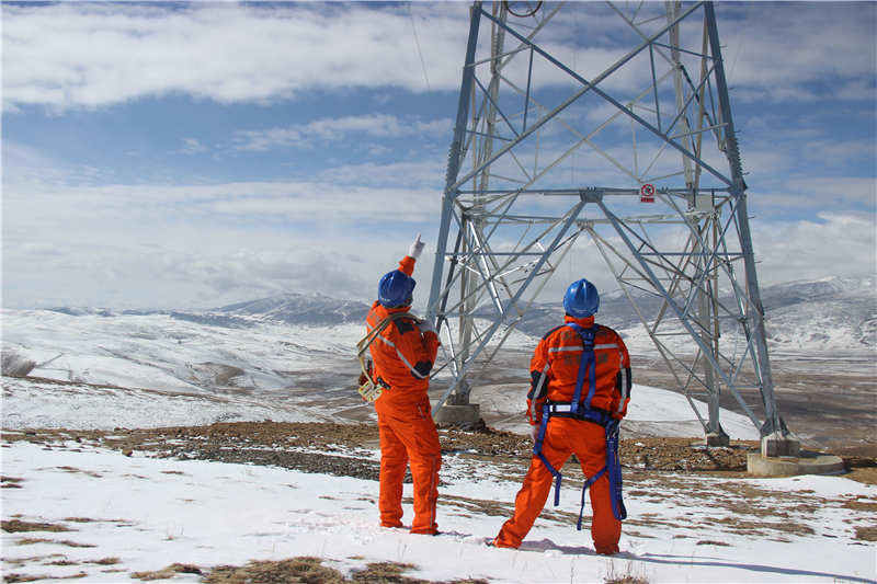 四川理塘：雪路巡电线