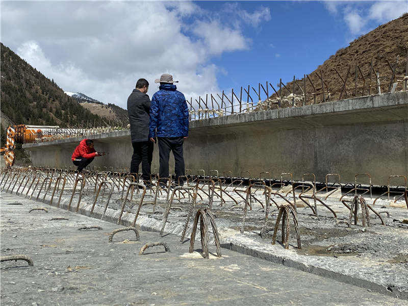 理塘县：提升道路品质