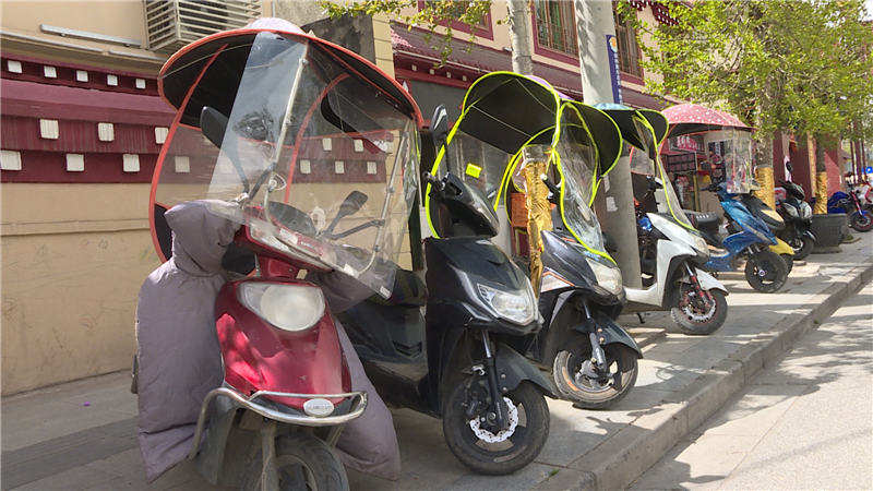 甘孜县：向违法停车行为说“不”！甘孜交警规范车辆停放