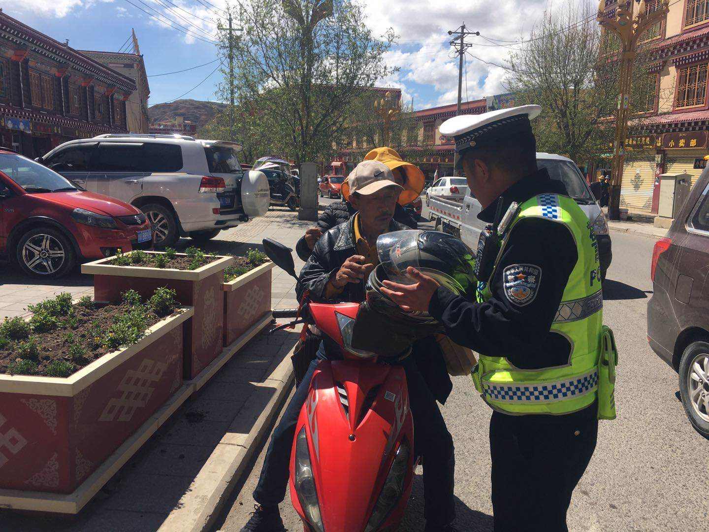 甘孜县开展“一盔一带”专项整治行动