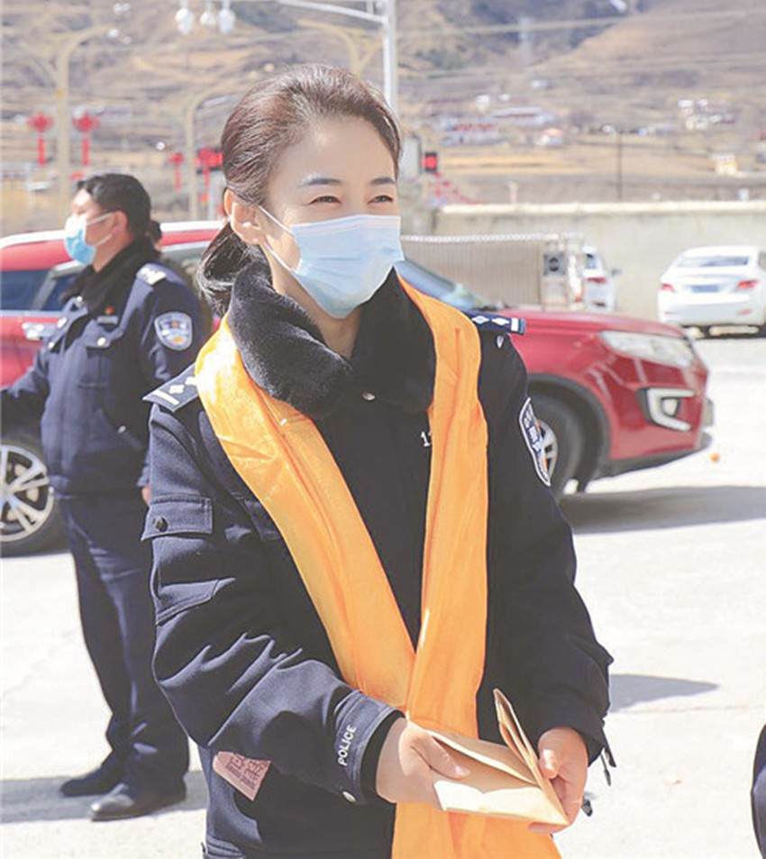 藏蓝“警花”卓玛拉姆诠释民警战“疫”故事