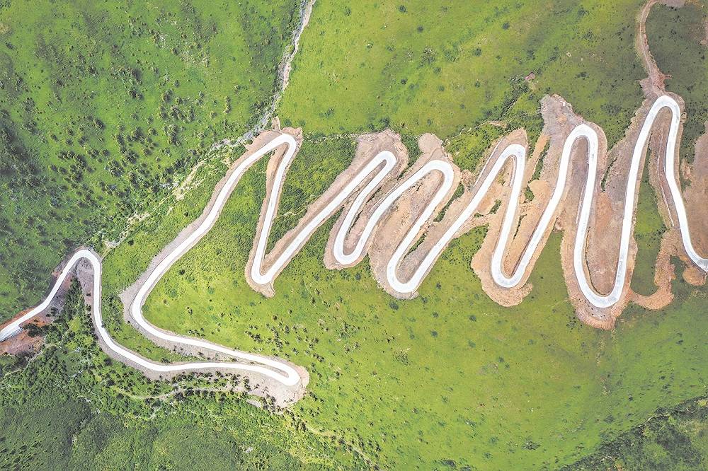 壤塘县尚蓝天路成了当地一道靓丽的风景线