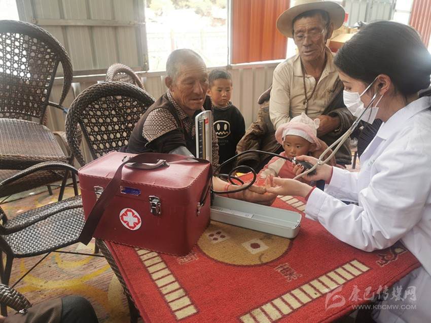 理塘牧区留守老人享受义诊