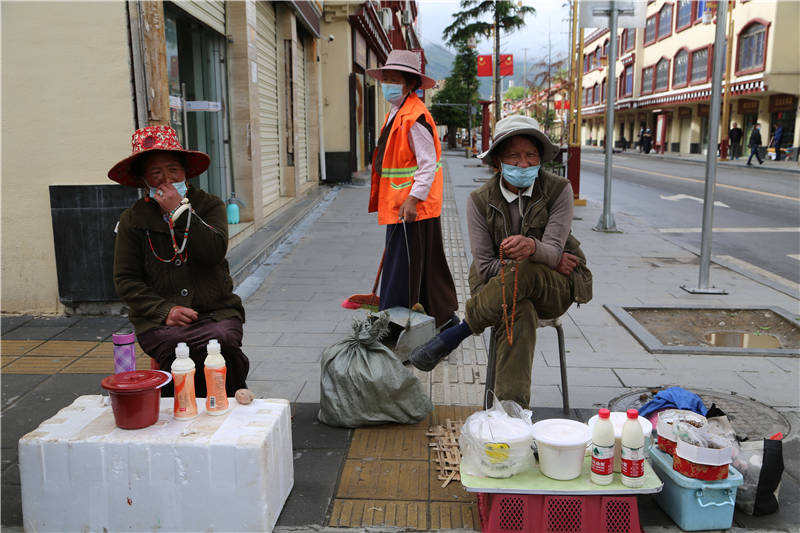 道孚近百个季节性免费摊位助力“地摊经济”