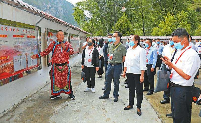 茂县探索建立“羌山党旗红”现场观摩制度