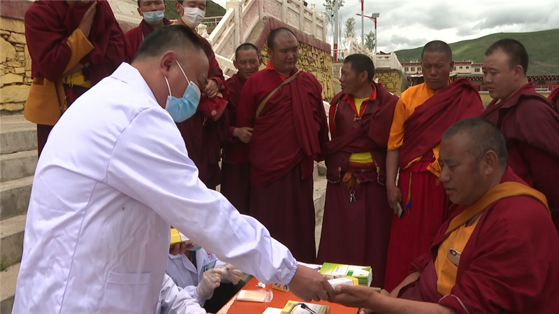 甘孜县人民医院党员先锋队开展“义诊服务进寺庙 健康活动暖人心”活动