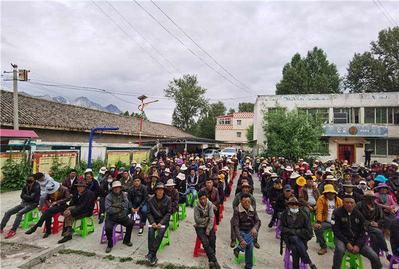 甘孜县近万名群众家门口享“法治大餐”