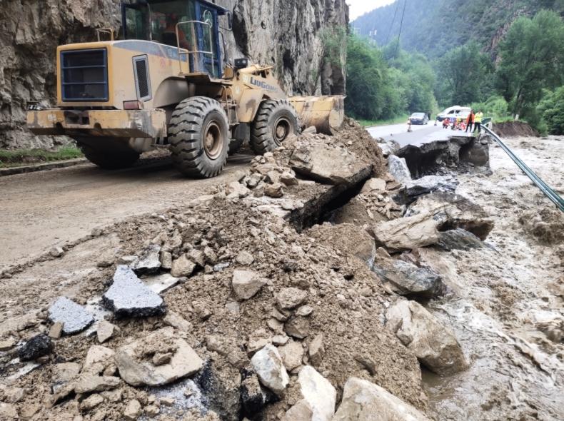连续9天强降雨致德格县城洪水倒灌 部分道路塌方