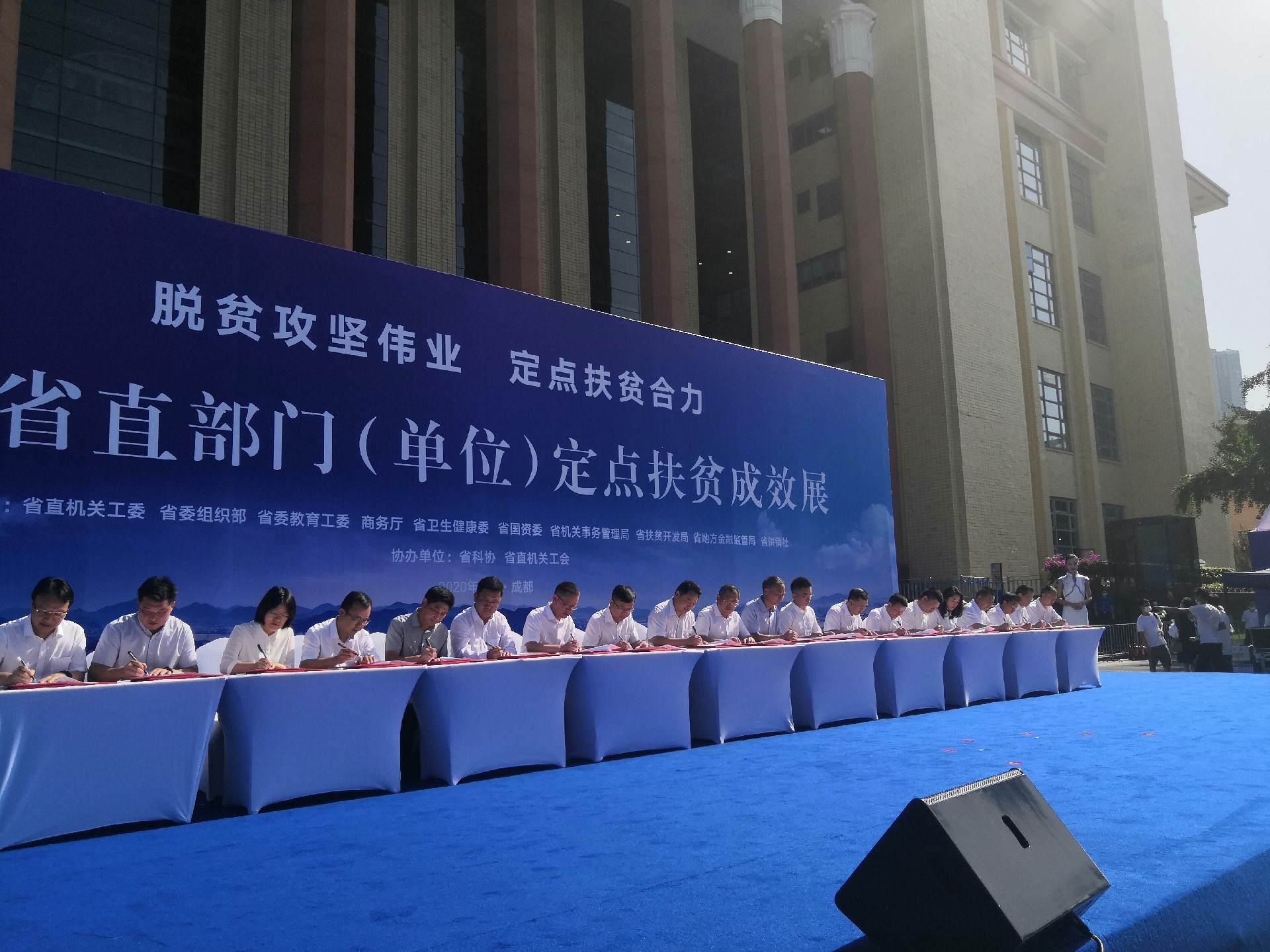 现场签约销售达210万元 道孚农特产品受欢迎