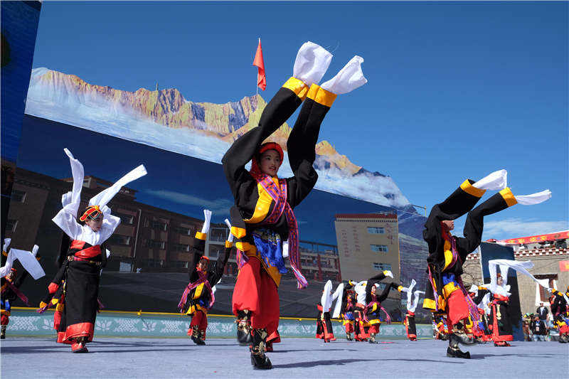 甘孜县中小学生精品文艺节目精彩纷呈