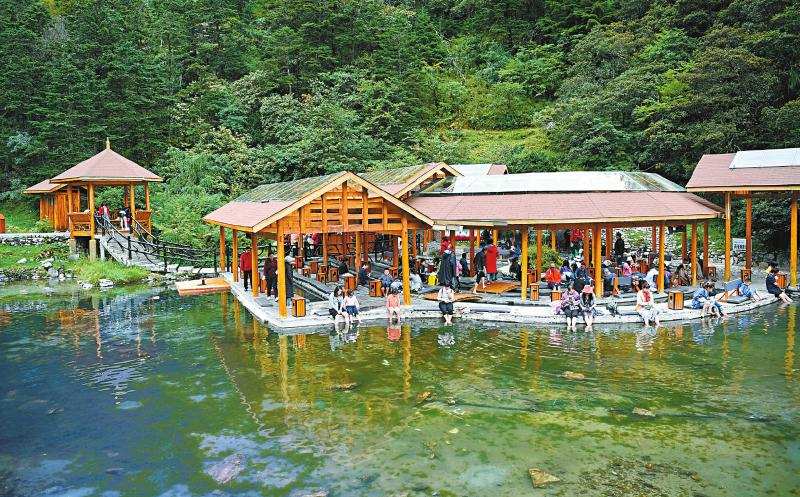 木格措景区迎来上千游客观光游玩