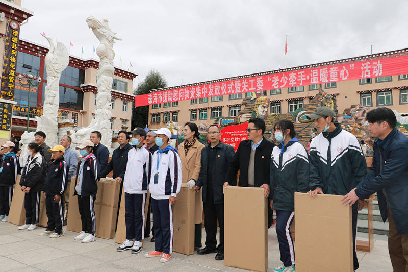 珠海市向理塘县学生捐助1000套课桌椅及台灯