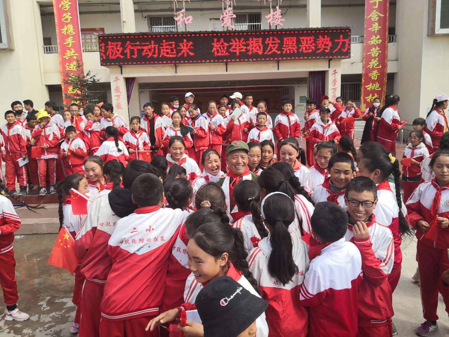 “喜迎国庆 传承红色基因”——甘孜县开展退役老军人讲述革命故事活动