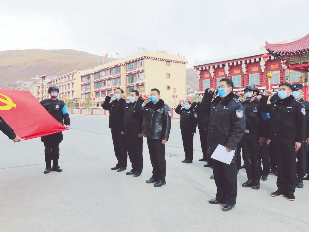 警徽闪耀鲜水河畔