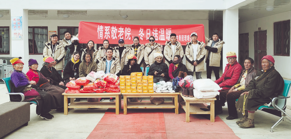 大学生志愿者与老人欢度重阳节