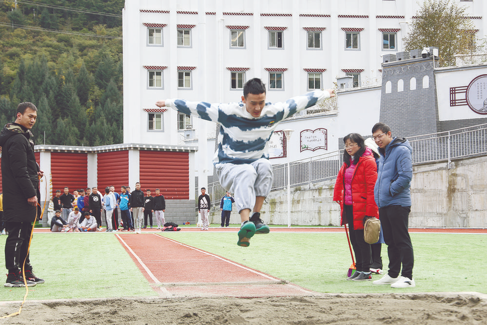 康定中学举办  第三十二届田径运动会