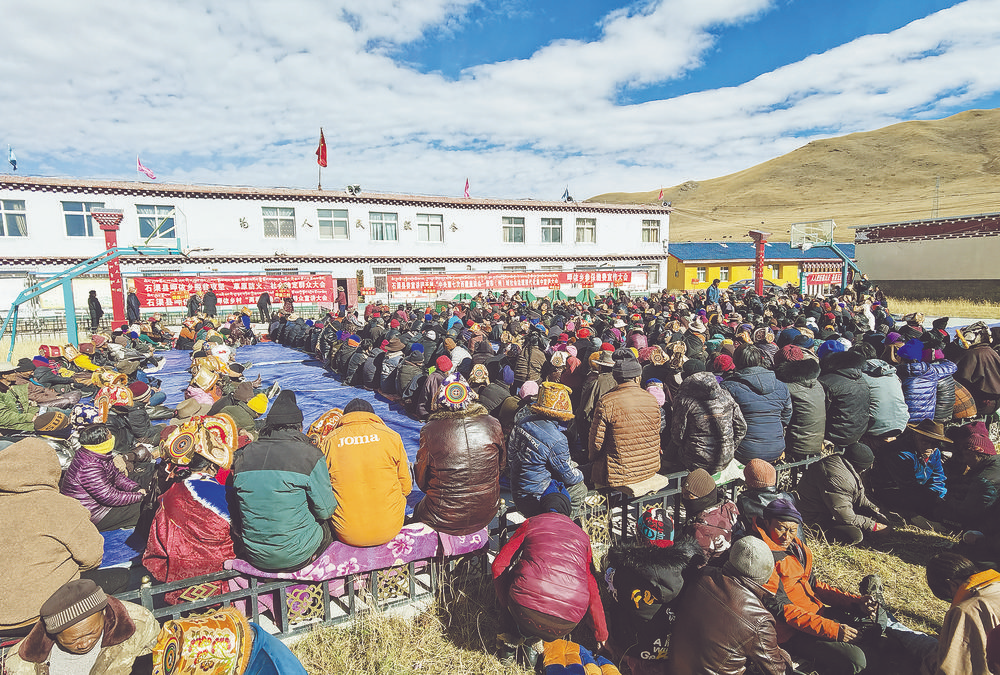 用“乡音”传递党音