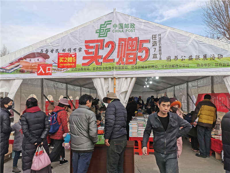 甘孜县：“书香甘孜-邮传万家”大型惠民图书巡展活动深受欢迎