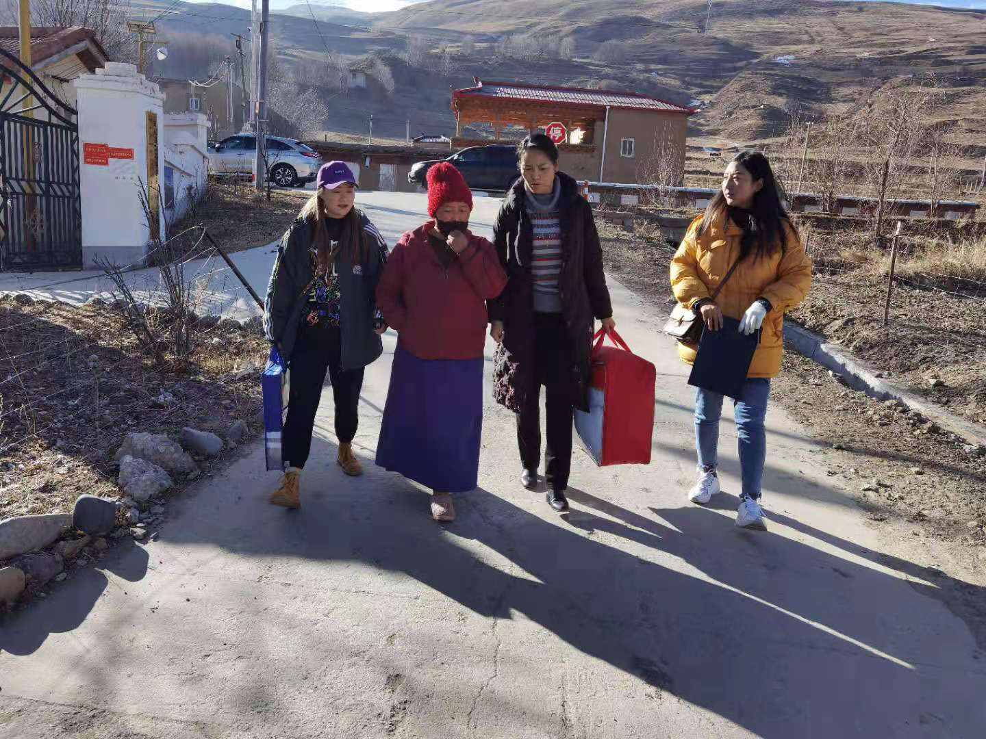 甘孜县开展关爱贫困母亲“暖冬行动”